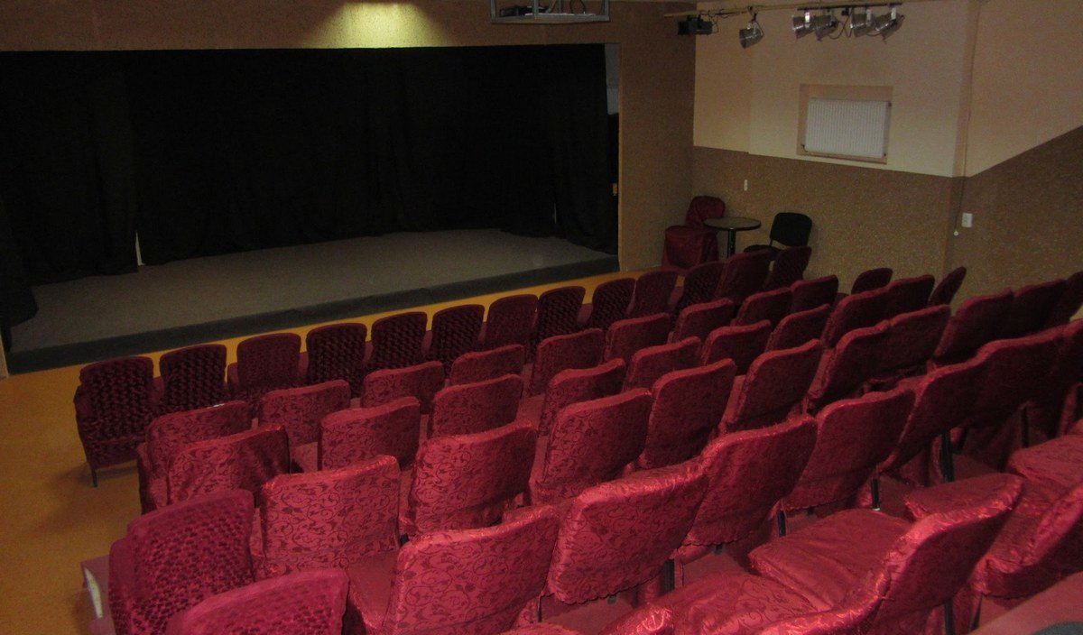 Спектакль по пьесе Тадеуша Слободзянека "Одноклассники. История в XIV уроках