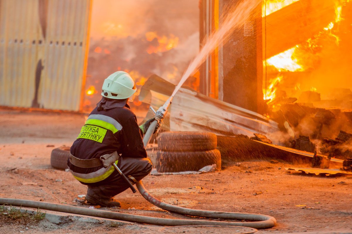 Загорелись деревянные поддоны в складском помещении Загорелись деревянные поддоны в складском помещении