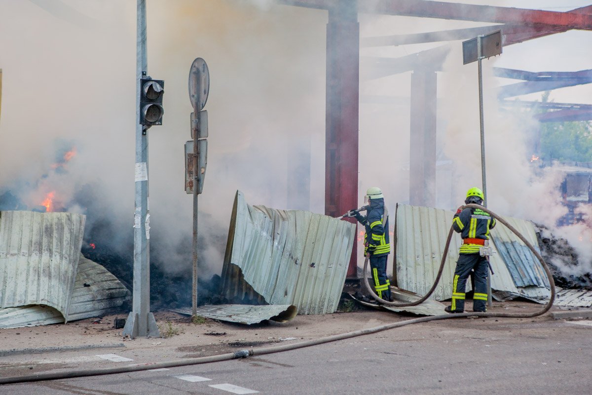 Клубы дыма заполнили улицу Клубы дыма заполнили улицу