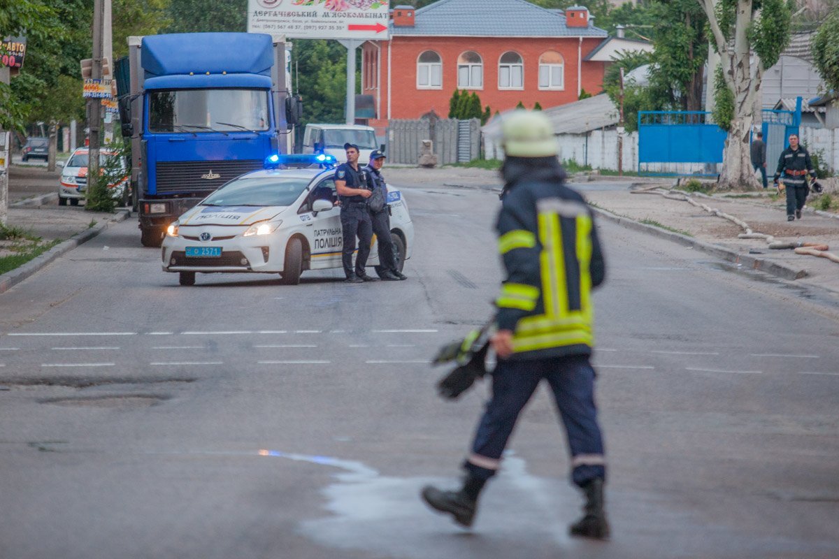 Экипажи патрульной полиции временно перекрыли проезд  Экипажи патрульной полиции временно перекрыли проезд