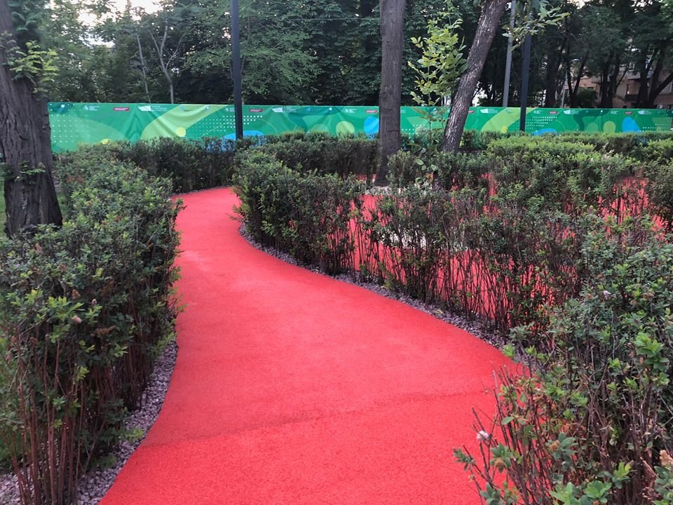 Травяное покрытие в парке двух типов: газонная трава и искусственная 