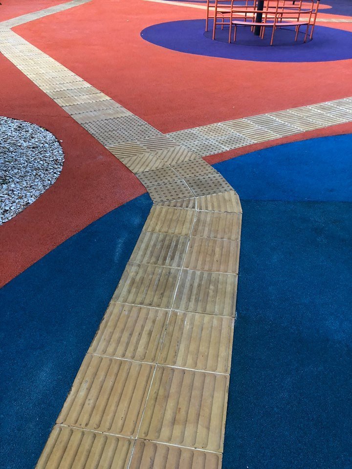 На площадки есть специальные дорожки с тактильным покрытием для детей со слабым зрением