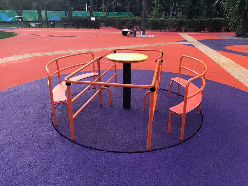 На такую карусель удобно заезжать на коляске