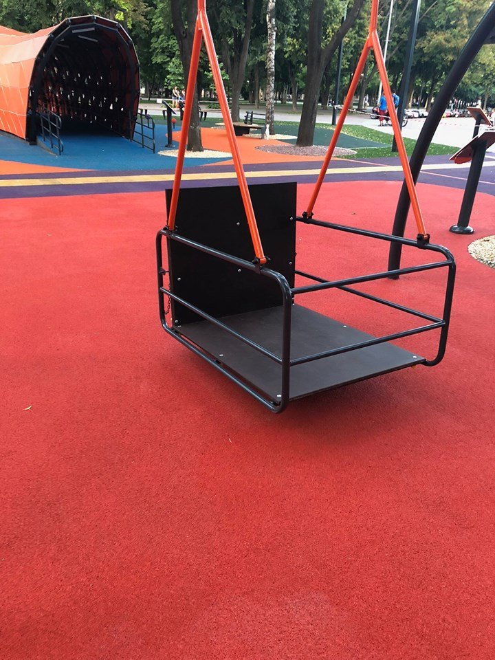 Качели для детей на инвалидном кресле