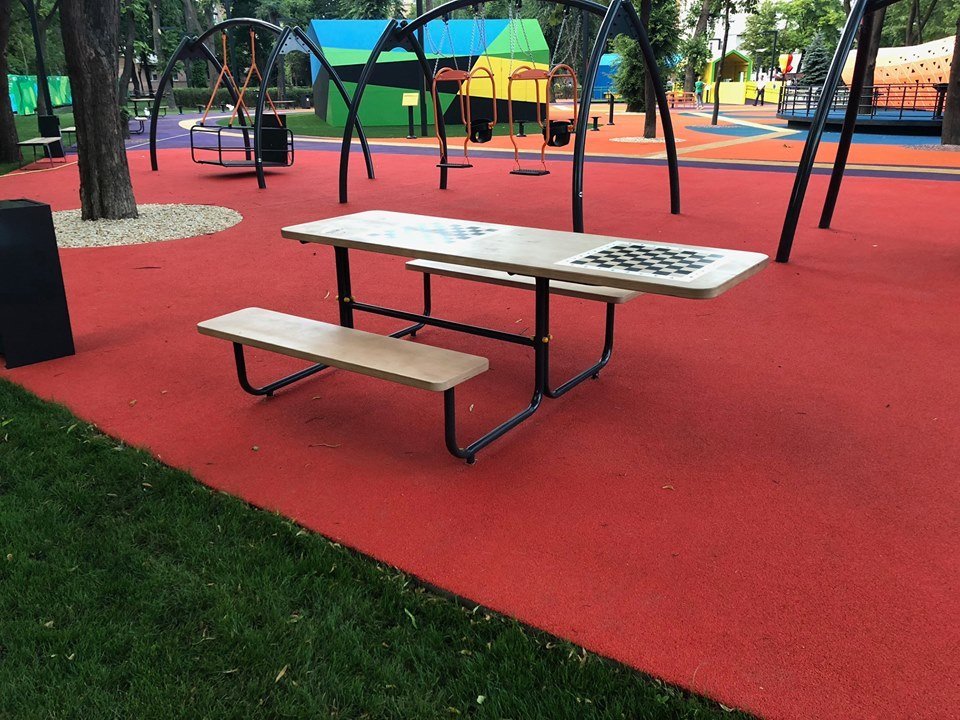 На площадке есть стол для шахмат