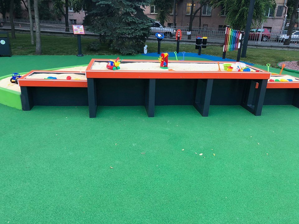 Песочница сделана так, чтобы там было удобно играть детям на колясках