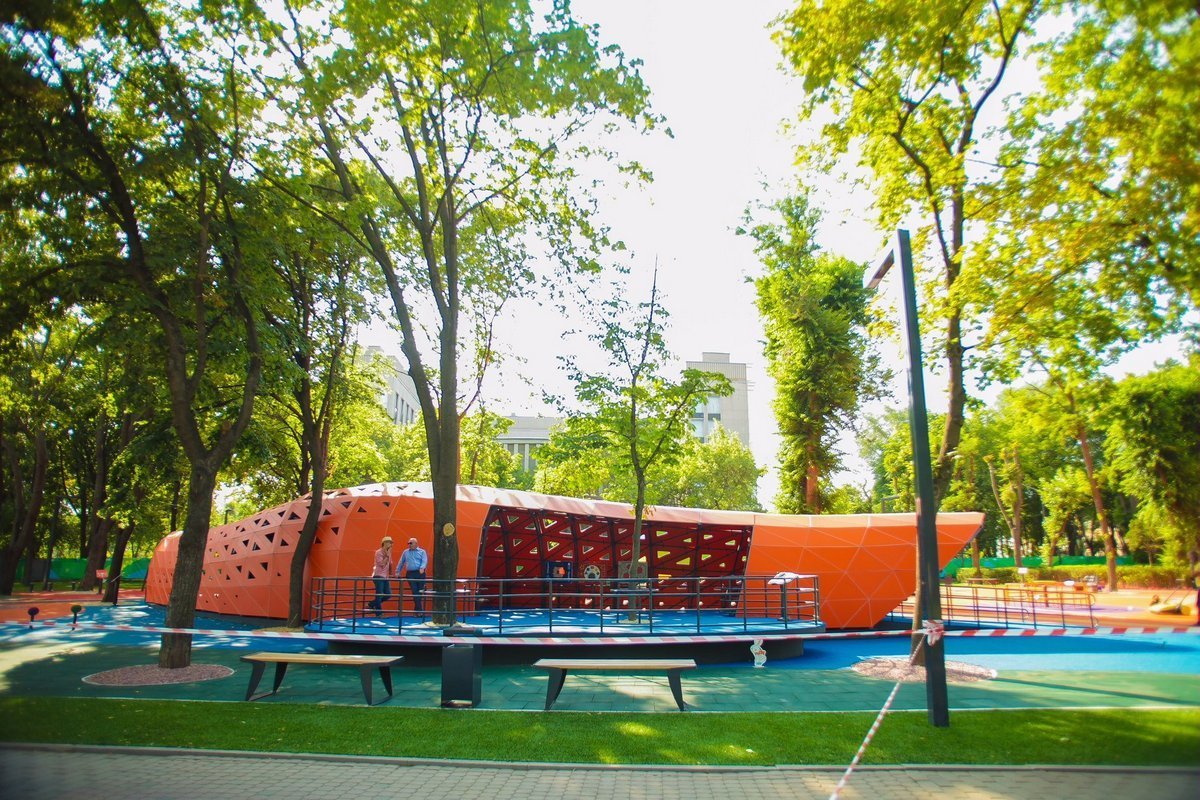 В павильон свободно можно заехать на коляске и выехать с него