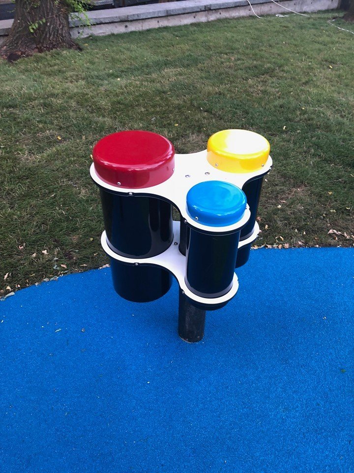 Волонтеры помогут малышам понять как пользоваться элементами площадки