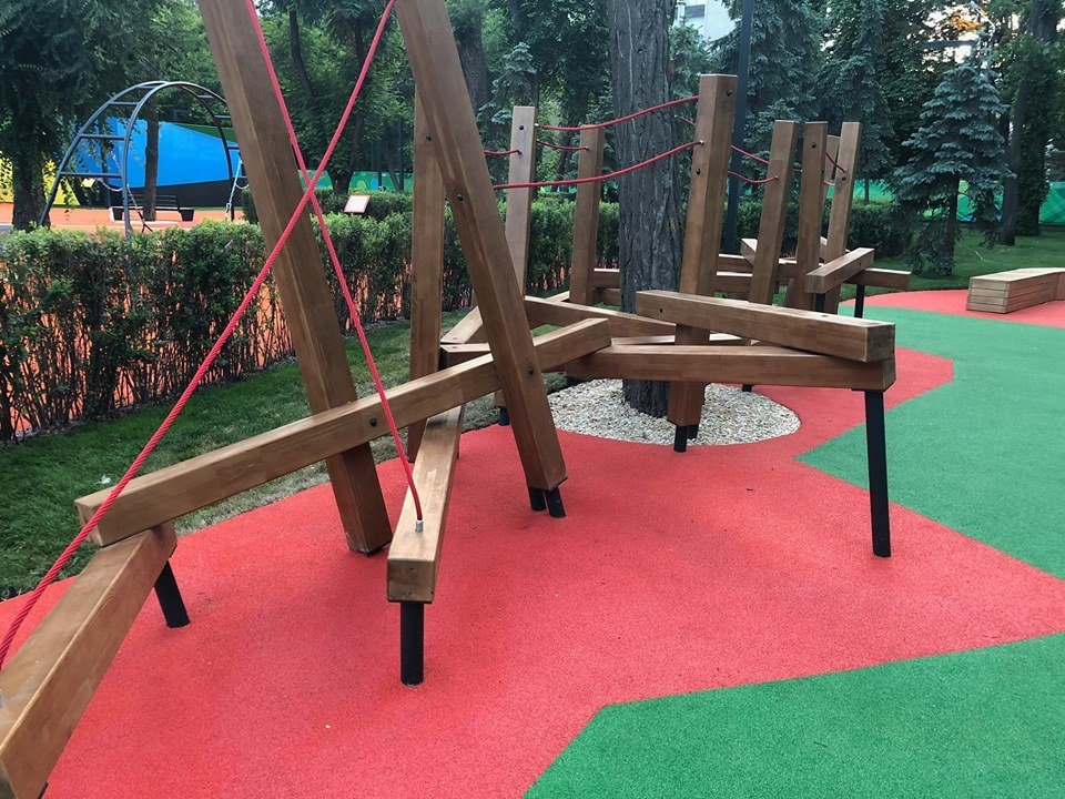 Также в парке есть большая лазалка