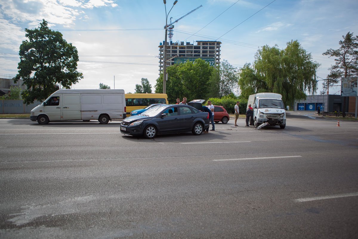 На Набережной Победы столкнулись Газель и Ford На Набережной Победы столкнулись Газель и Ford