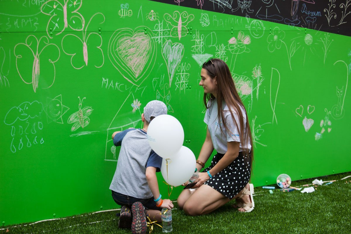 Дети выражали свои эмоции летними рисунками