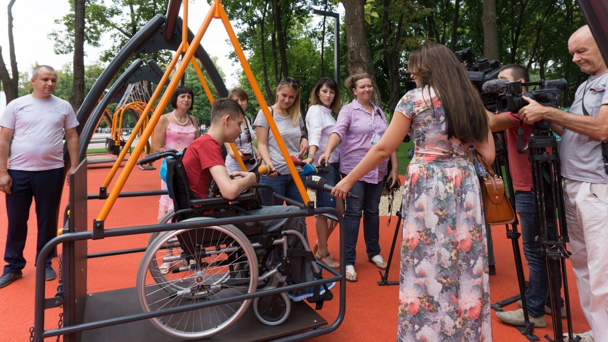 Никита впервые в жизни прокатился на качели 