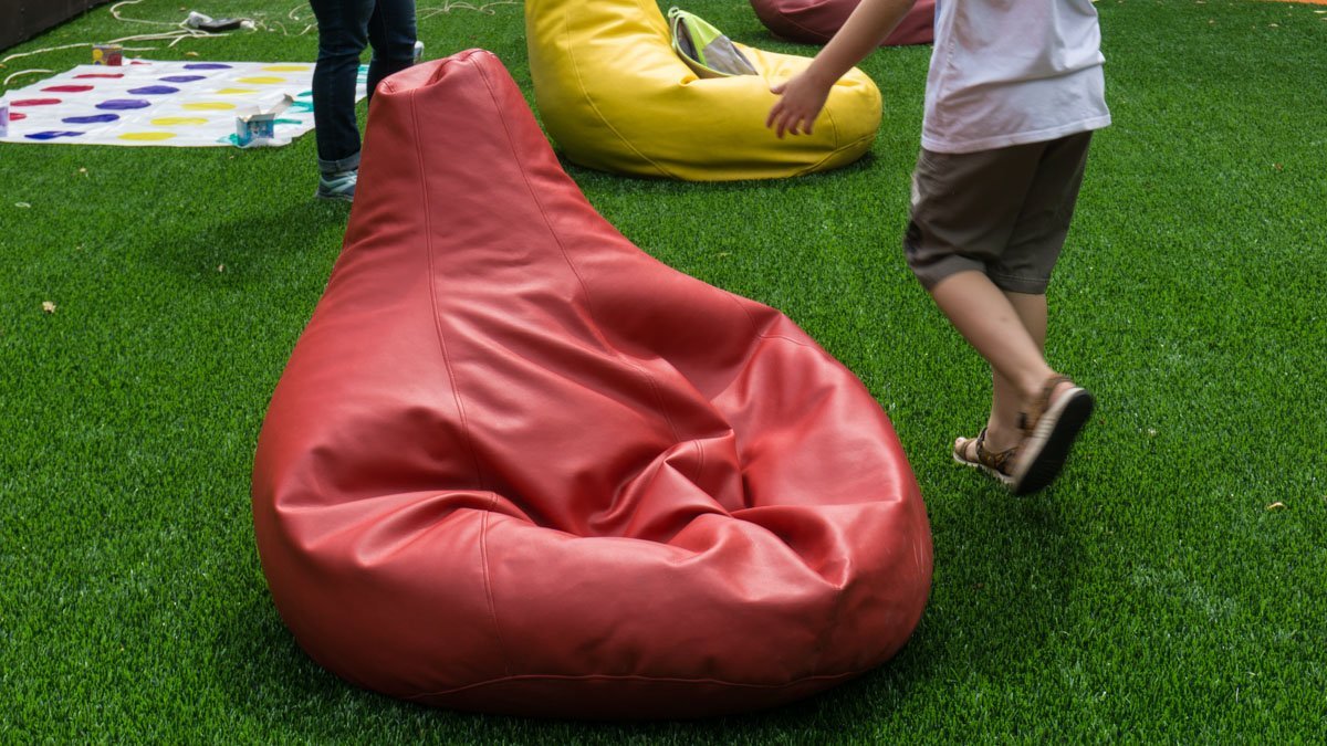 Родители могут отдохнуть на мягких газонах