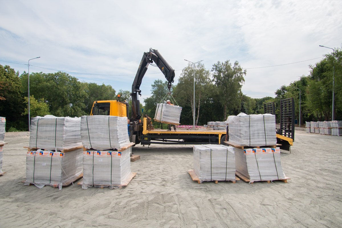 На территорию постоянно заезжают грузовики На территорию постоянно заезжают грузовики