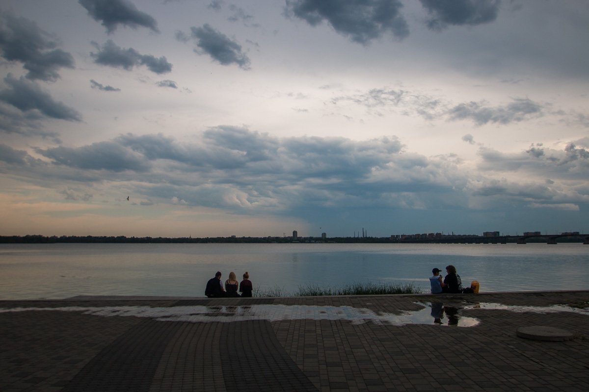 Липкий вечер обнимает за плечи всех, у кого разбито сердце Липкий вечер обнимает за плечи всех, у кого разбито сердце