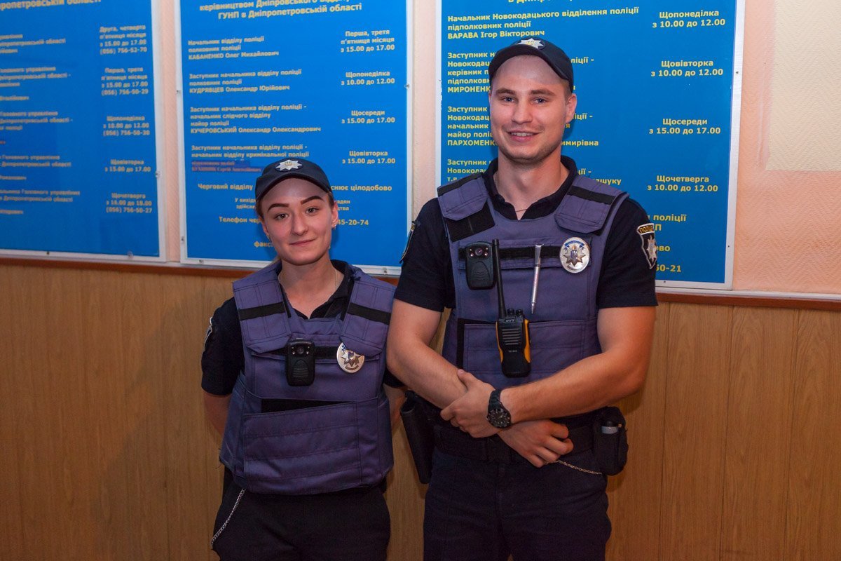 Сотрудники патрульной полиции доставили подозреваемого в Новокодацкое отделение полиции Сотрудники патрульной полиции доставили подозреваемого в Новокодацкое отделение полиции