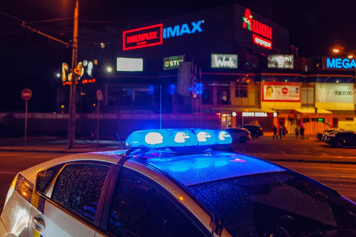 Напротив ТРЦ Дафи автомобиль Ford сбил парня Напротив ТРЦ Дафи автомобиль Ford сбил парня