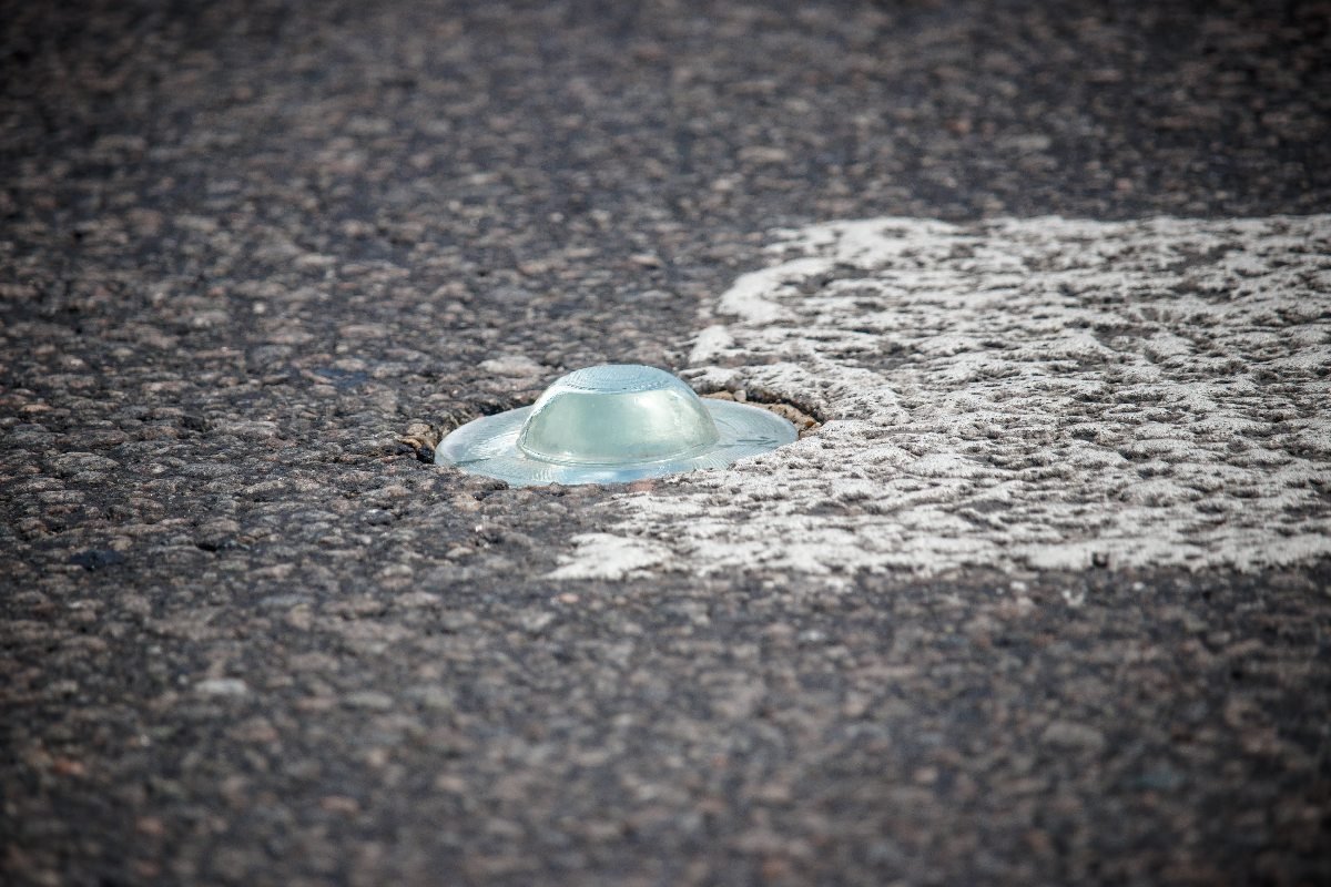 Светильник есть даже в асфальте, но не в твоем дворе Светильник есть даже в асфальте, но не в твоем дворе