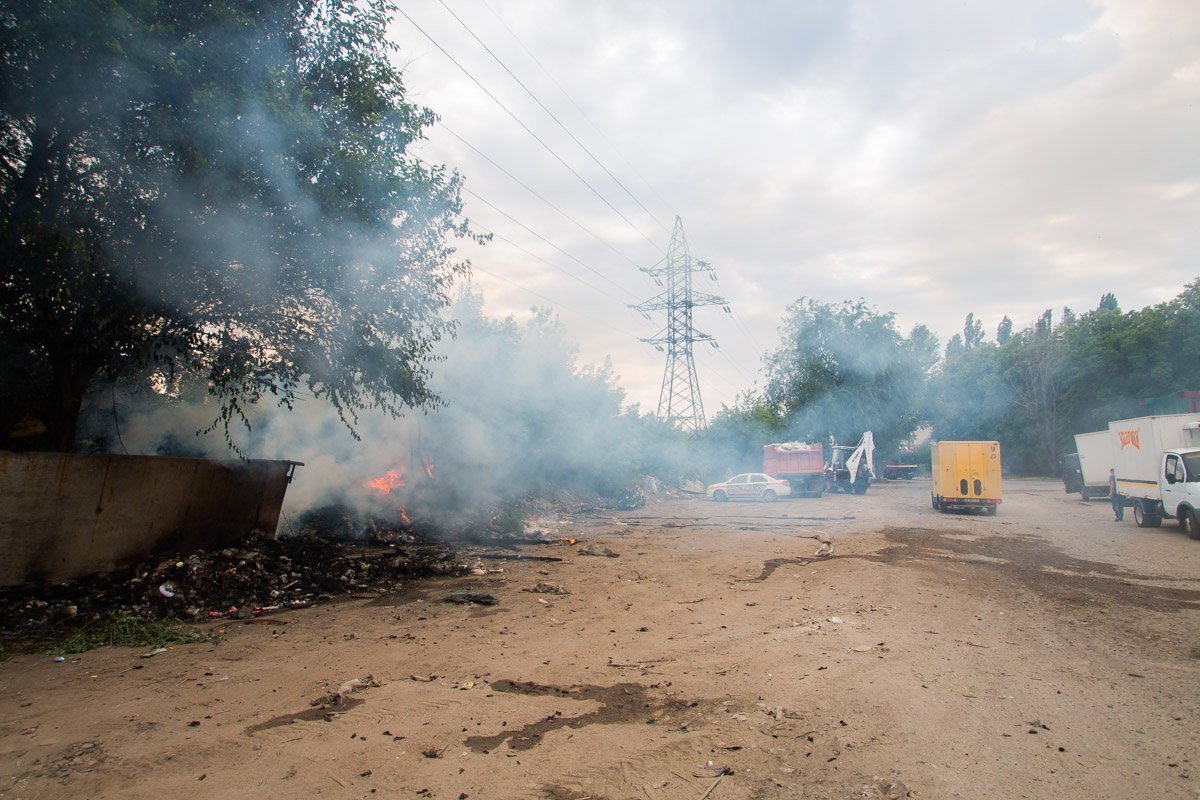Коммунальщики собирались вывезти мусор, но не успели