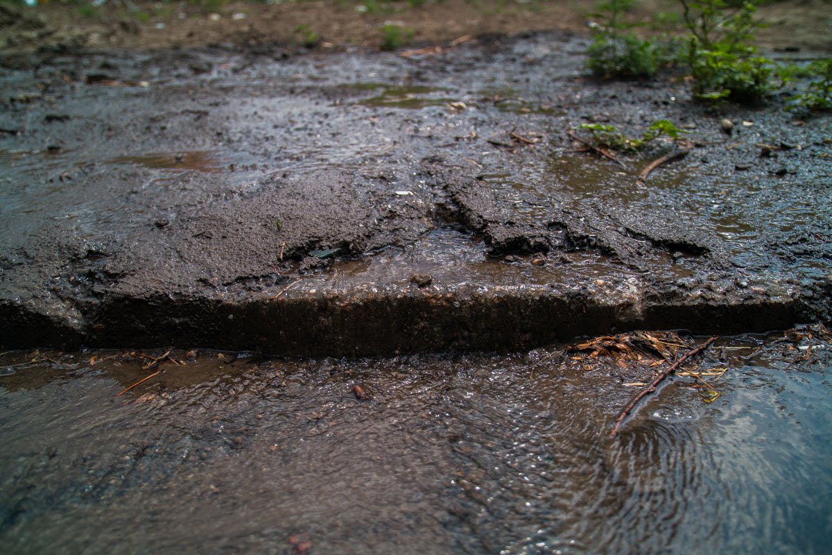 Напор воды бьет из-под земли Напор воды бьет из-под земли