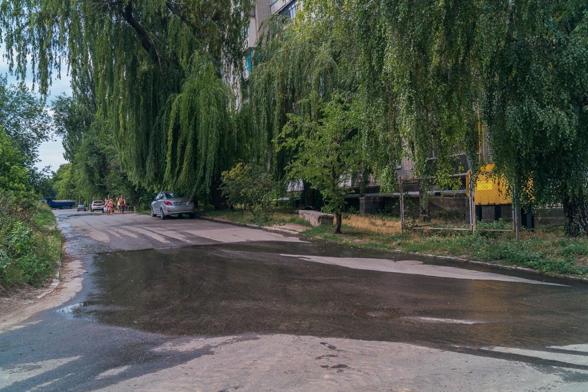 Вода стекает вниз по склону Вода стекает вниз по склону
