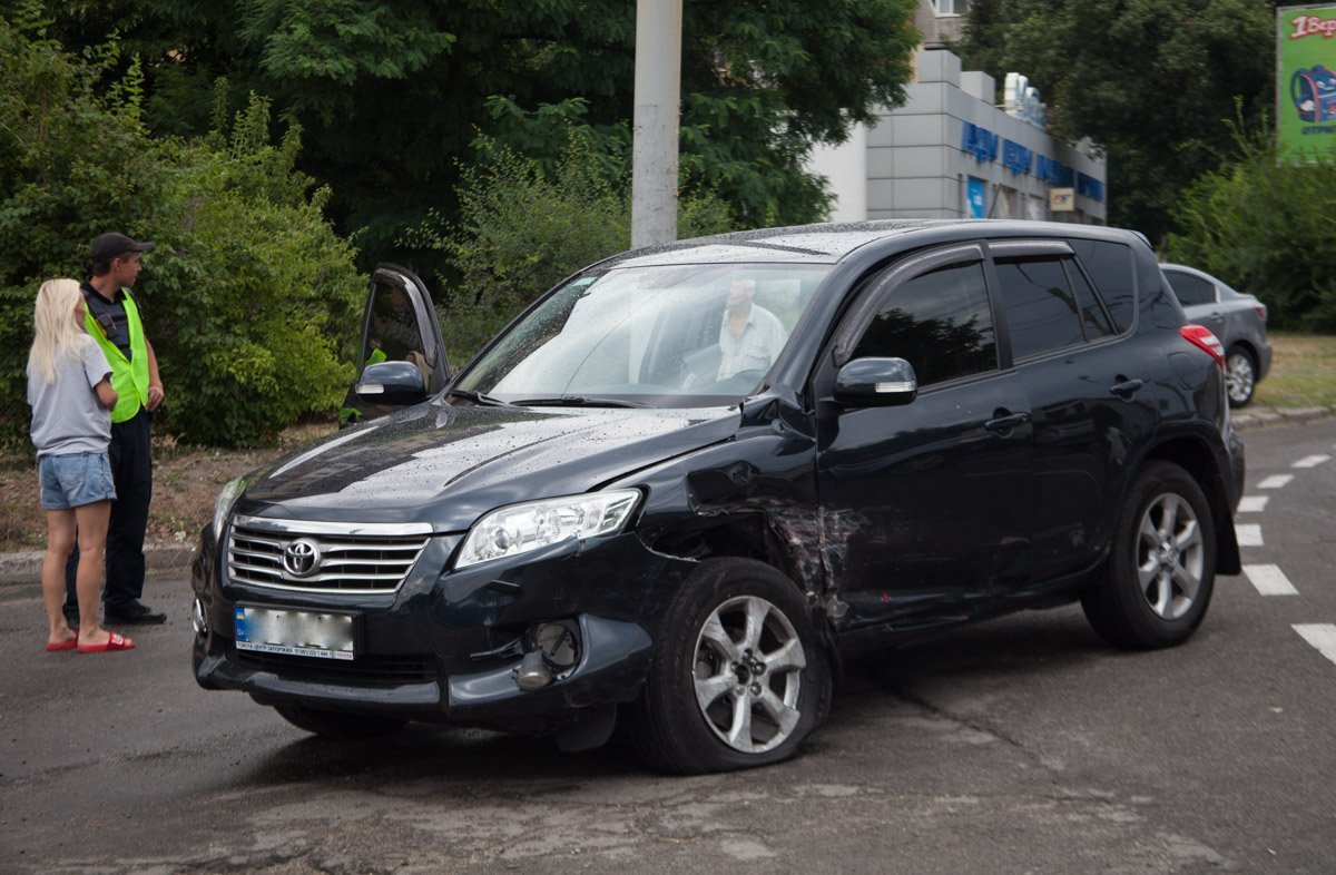 28 июня, около 12:00, на повороте на улицу Березинскую со стороны Янтарной столкнулись Volkswagen и Toyota 28 июня, около 12:00, на повороте на улицу Березинскую со стороны Янтарной столкнулись Volkswagen и Toyota