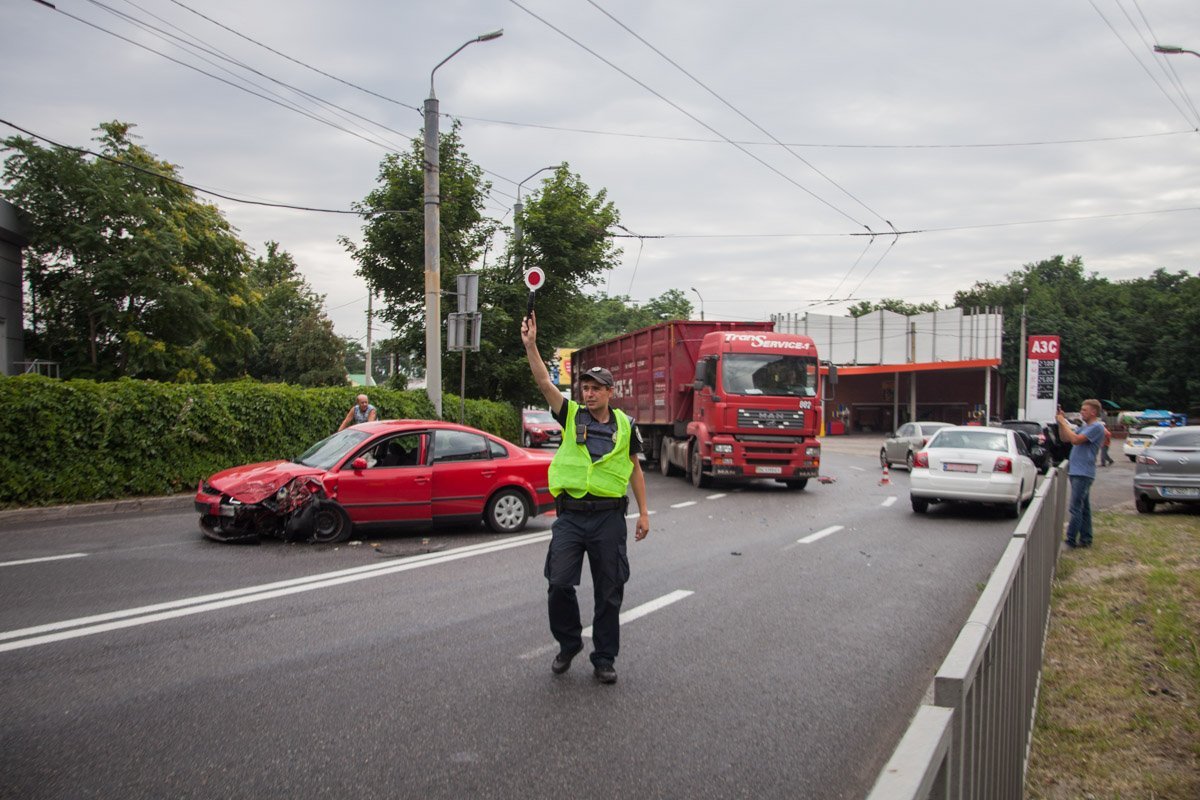 На место происшествия прибыла «скорая» и патруль полиции На место происшествия прибыла «скорая» и патруль полиции