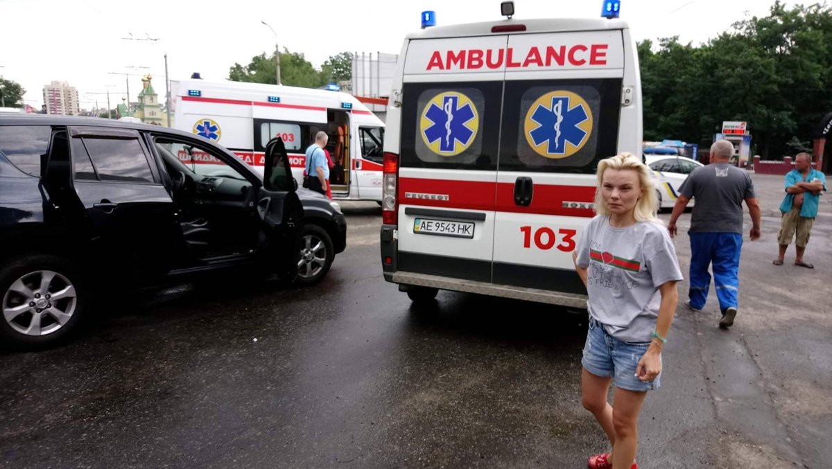 Volkswagen двигался по улице Марии Лисиченко в сторону ТЦ «Караван», Toyota ехала ему навстречу Volkswagen двигался по улице Марии Лисиченко в сторону ТЦ «Караван», Toyota ехала ему навстречу