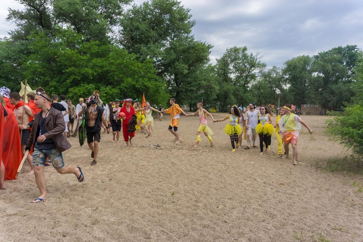 Не забывая веселиться Не забывая веселиться