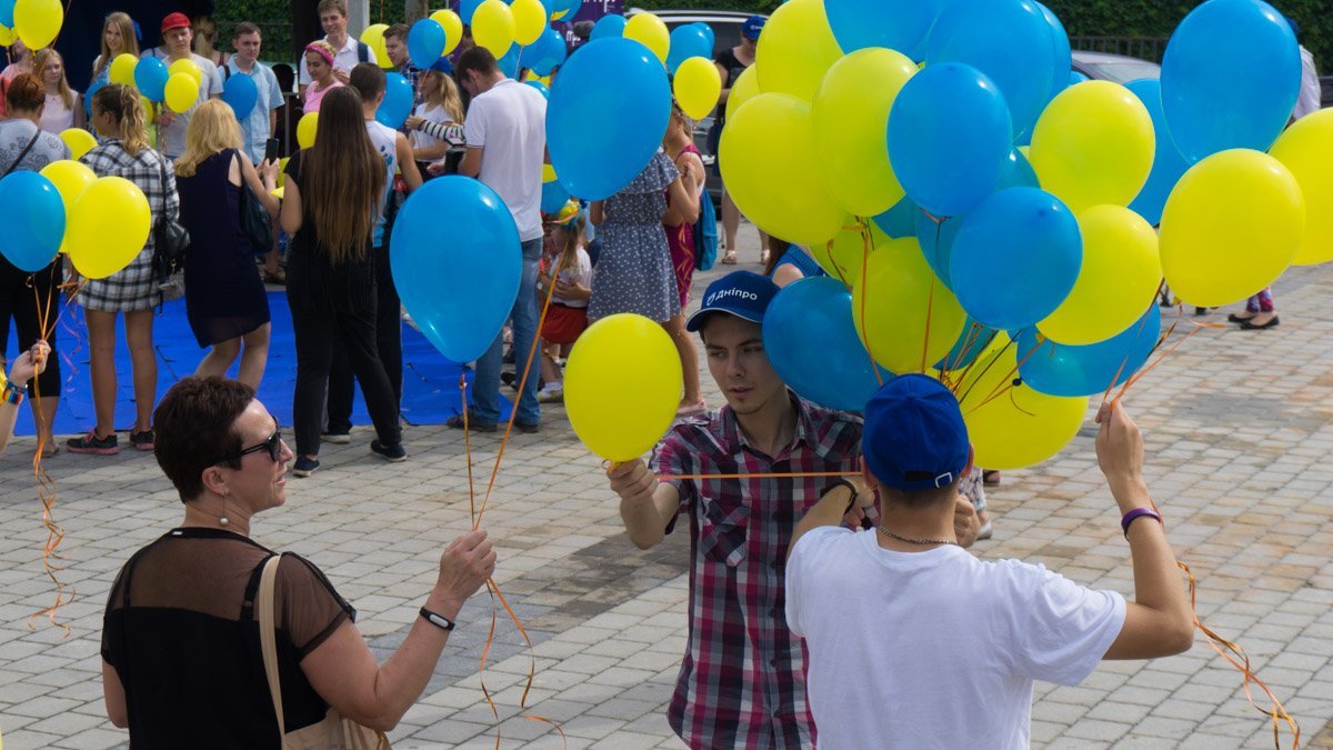 Затем пришедшим раздавали воздушные шары Затем пришедшим раздавали воздушные шары