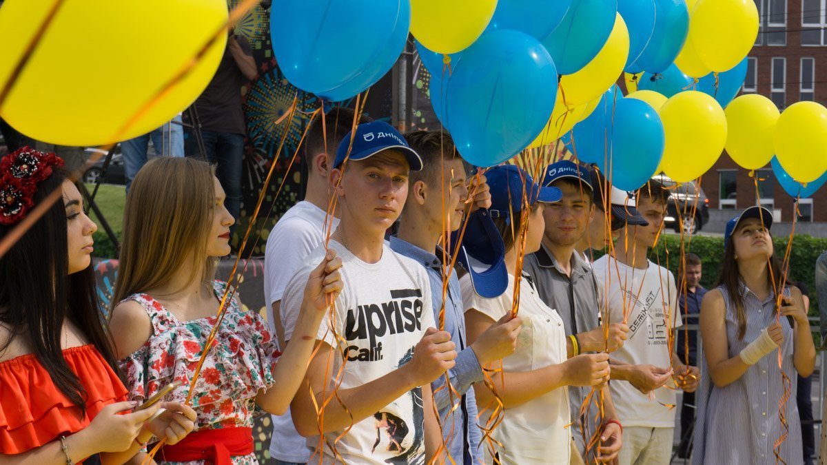 Пока все ожидали команду для запуска шаров, ведущие рассказывали легенду о создании Государственных Герба и Флага Пока все ожидали команду для запуска шаров, ведущие рассказывали легенду о создании Государственных Герба и Флага