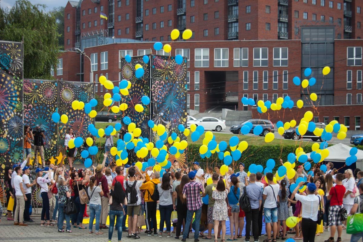 В небе над Днепром поднялись цветные шары В небе над Днепром поднялись цветные шары