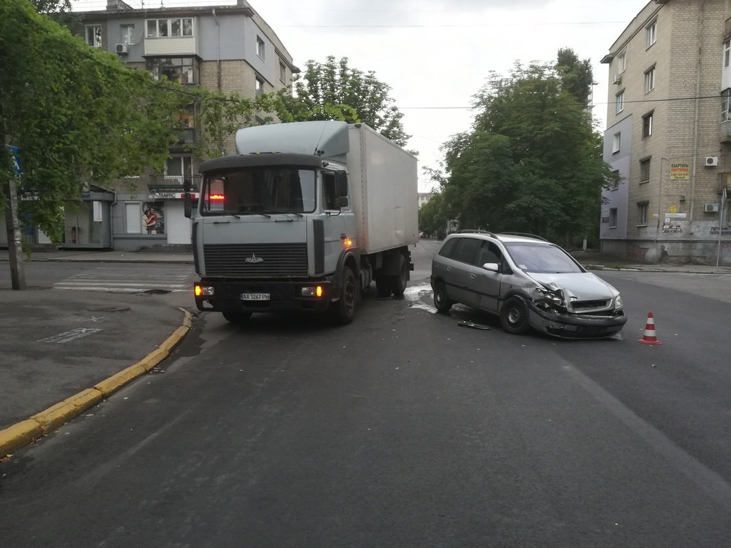 Легковой автомобиль влетел грузовику в колесо