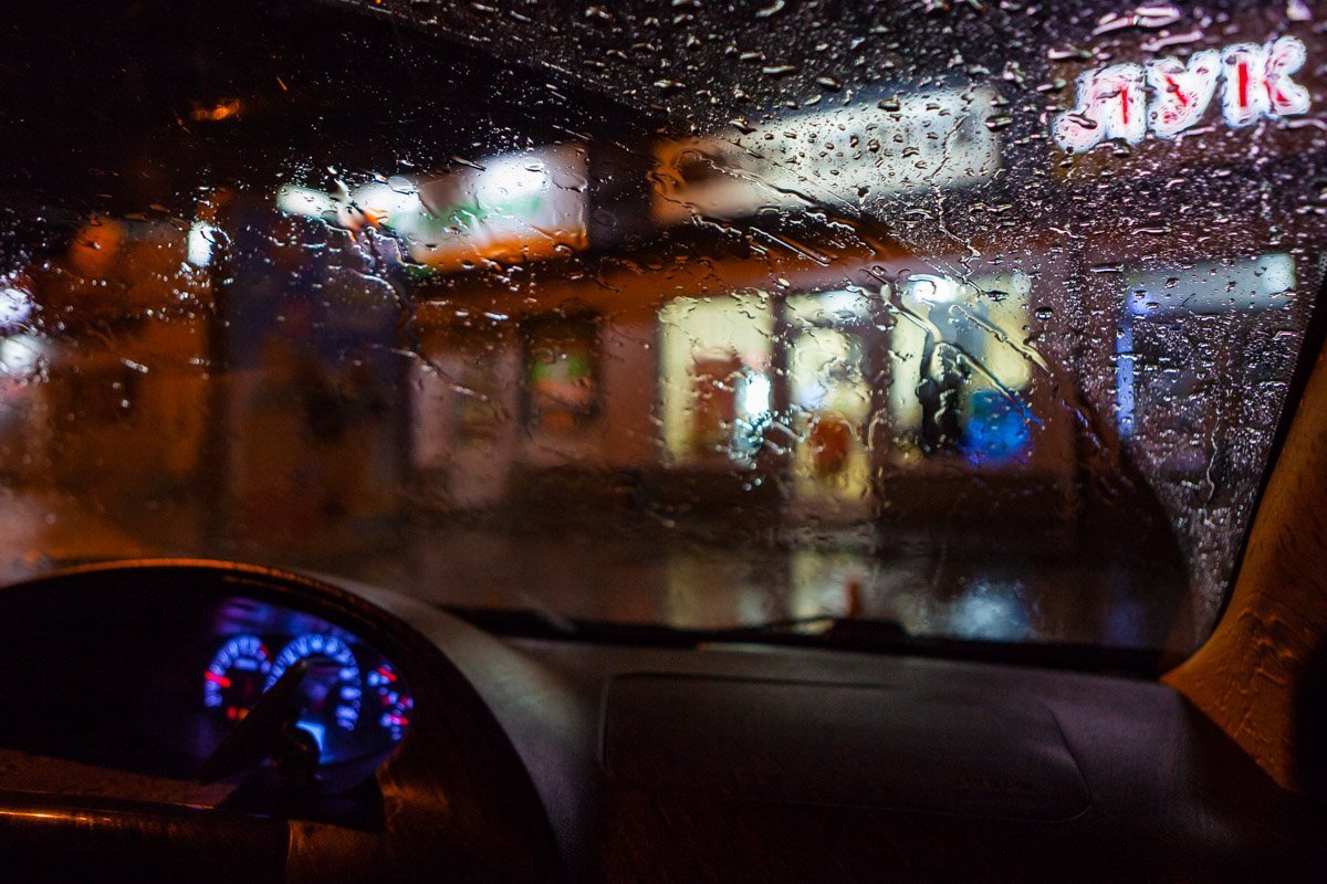 От дождя Информатор спрятался в машине