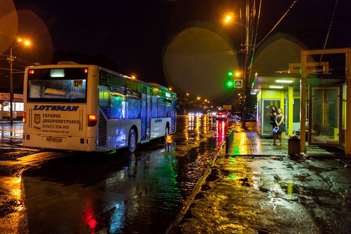 Засмотревшись на капли дождя, можно пропустить свой автобус