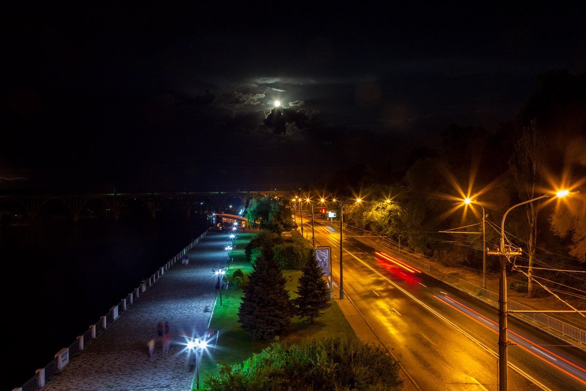 Укутавшись в облака, луна наблюдает за непогодой в Днепре