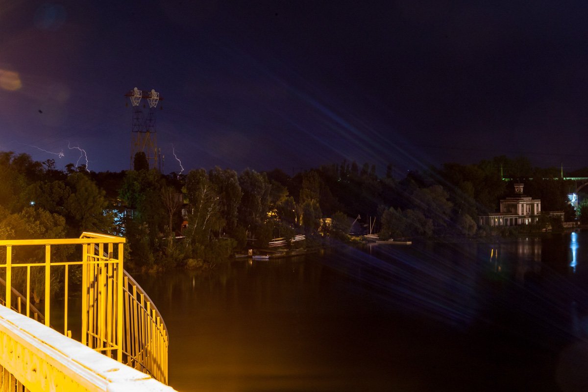 Беспрестанная игра молнии по всему небу