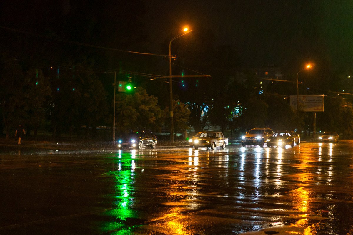 Из-за сильного дождя автомобили вынуждены двигаться на небольшой скорости