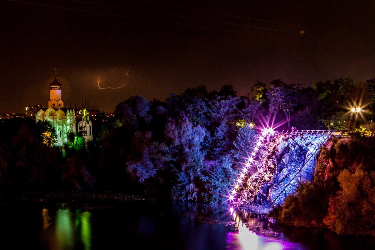 На такую красоту города можно засмотреться и во время грозы