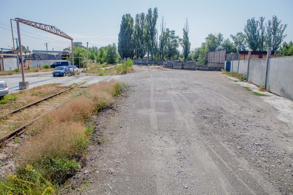 С ветерком по улице Верстовой явно не прокатишься С ветерком по улице Верстовой явно не прокатишься