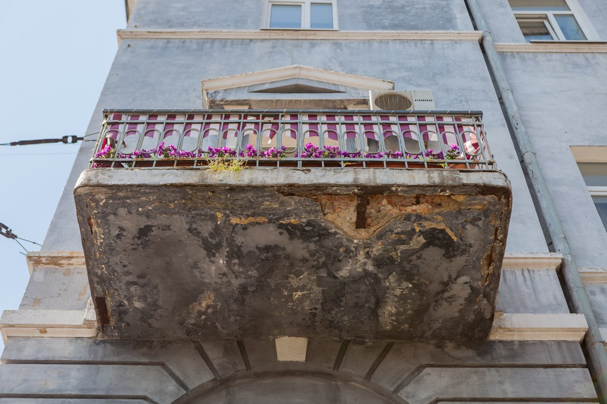 В одном из жилых домов на проспекте Дмитрия Яворницкого начал рушиться балкон В одном из жилых домов на проспекте Дмитрия Яворницкого начал рушиться балкон