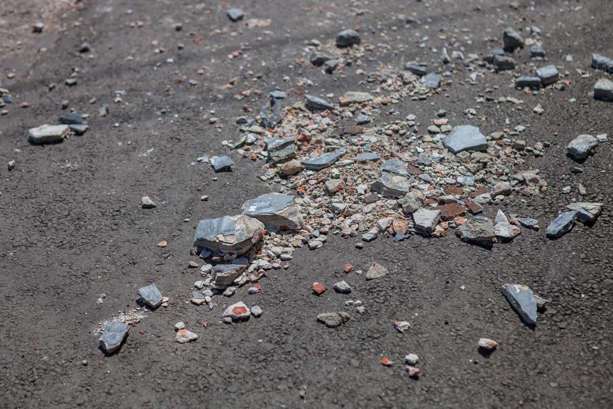 С высоты второго этажа куски бетона осыпаются буквально на головы прохожих С высоты второго этажа куски бетона осыпаются буквально на головы прохожих