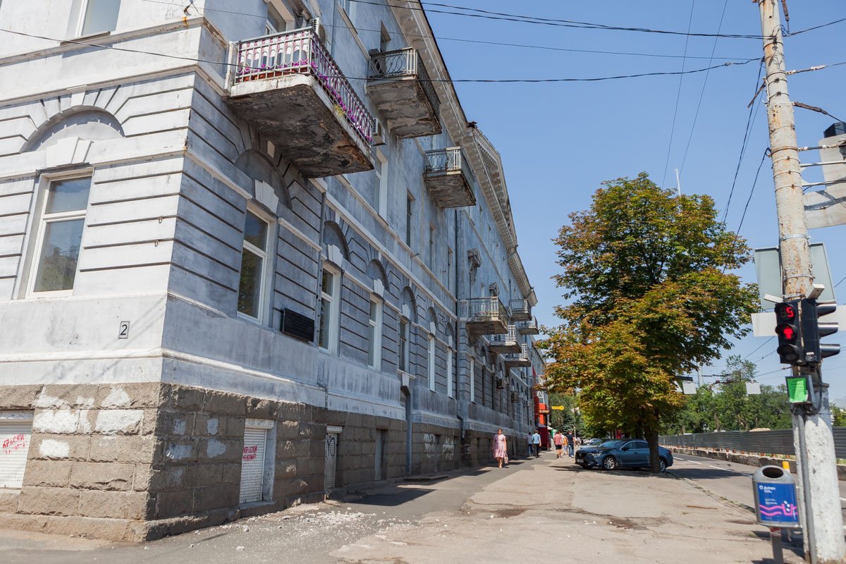 Остается надеяться, что здание отремонтируют до того, как кто-то пострадает Остается надеяться, что здание отремонтируют до того, как кто-то пострадает