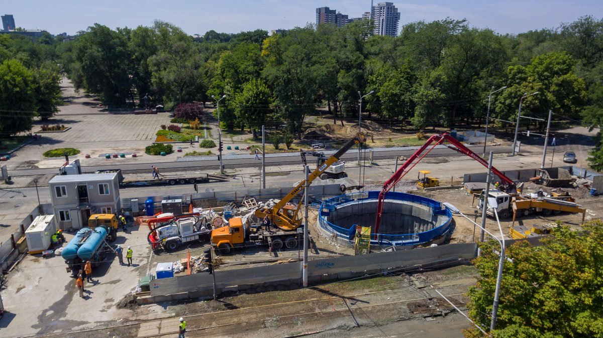 Подземную воду откачивают и место проведения работ гидроизолируют