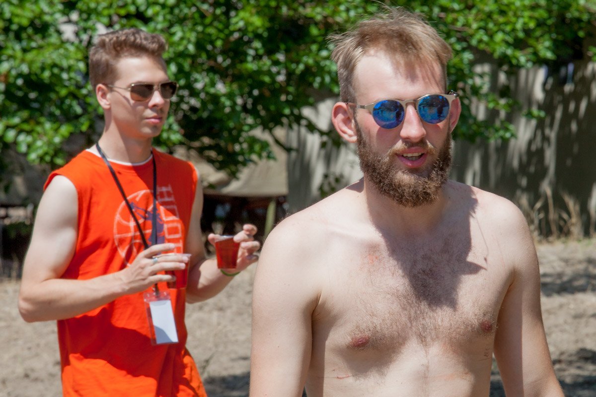 Плавимся под знойным днепровским солнцем Плавимся под знойным днепровским солнцем