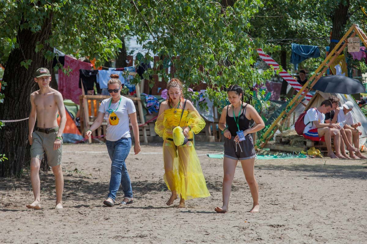 Студенты вживались в образ своей команды Студенты вживались в образ своей команды