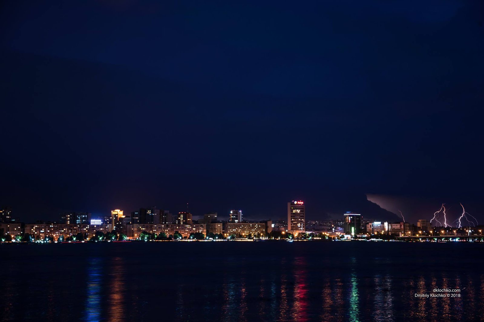 По многочисленным заявкам тех, кто жаловался на жару. Жалуйтесь теперь на грозу По многочисленным заявкам тех, кто жаловался на жару. Жалуйтесь теперь на грозу