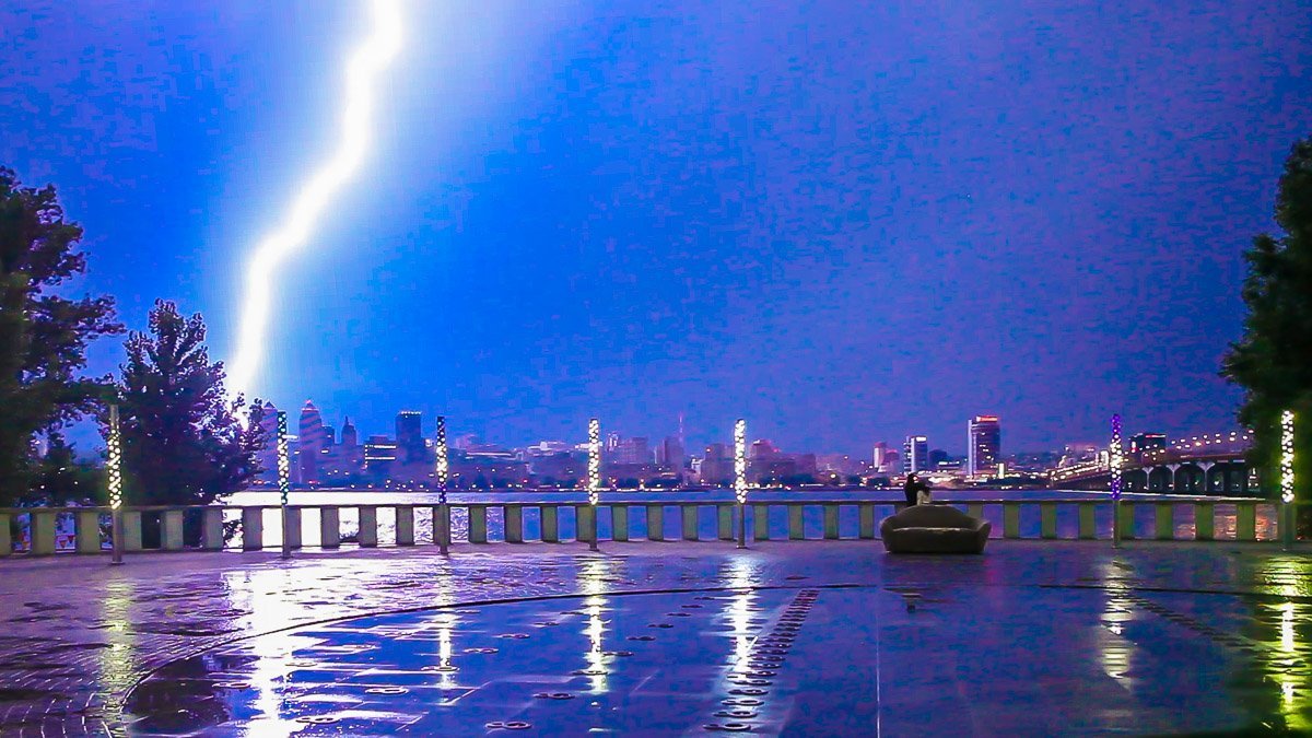 Небо осветили яркие молнии, а мощные раскаты грома были слышны в каждом уголке Днепра Небо осветили яркие молнии, а мощные раскаты грома были слышны в каждом уголке Днепра