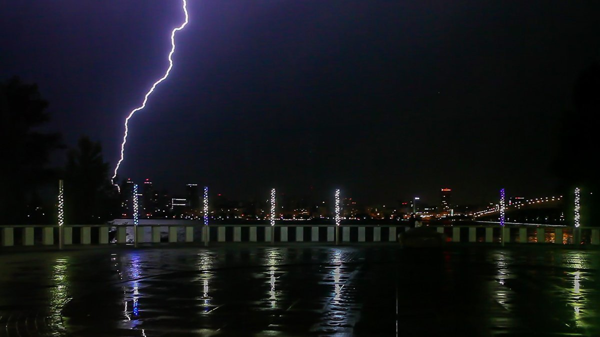 Мощные разряды электричества сверкали сквозь тяжелые черные облака Мощные разряды электричества сверкали сквозь тяжелые черные облака