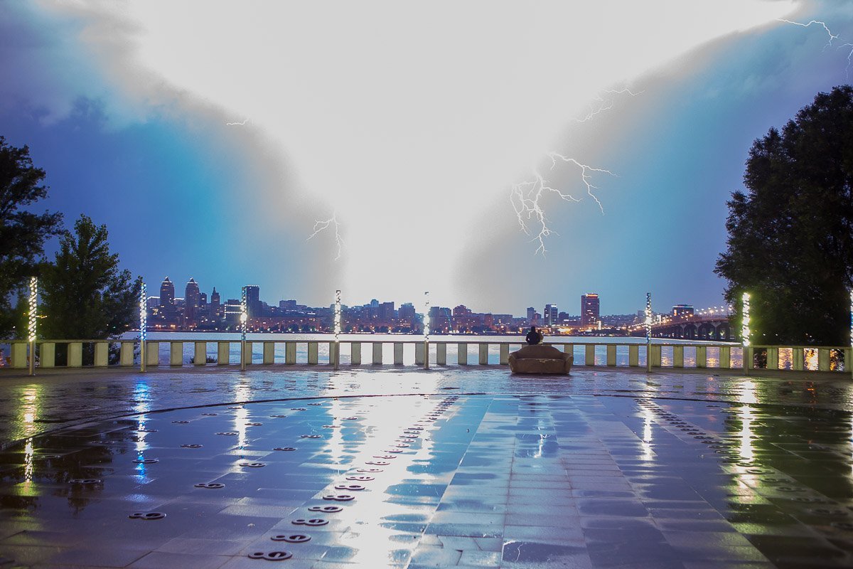 Шквальный ветер и сильный дождь не смогли заглушить раскаты грома Шквальный ветер и сильный дождь не смогли заглушить раскаты грома